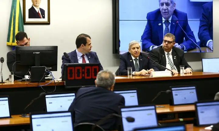 Na Câmara, ministro do GSI diz que país vive “situação esdrúxula”