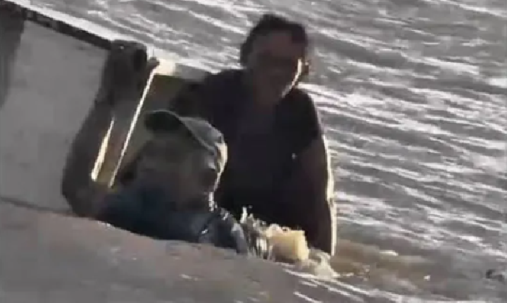 Naufrágio: Casal de pescadores são resgatados após ficarem três horas à deriva no rio Solimões seguros em um casco de geladeira