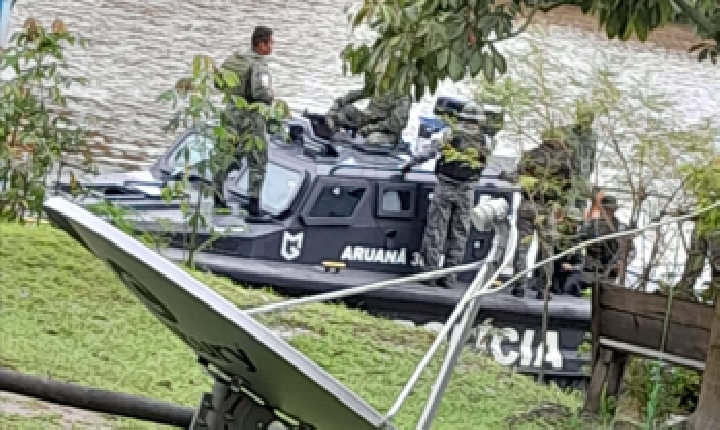 Operação apreende drogas, fuzil M16 e lancha blindada do tráfico em Jutaí