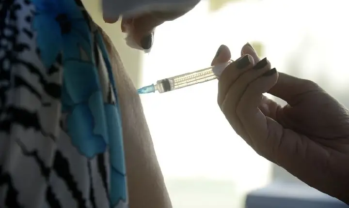Pesquisa indica espaço para avançar na adesão de adultos à vacinação
