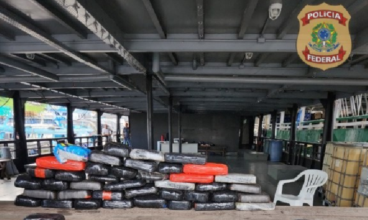 PF apreende 43 kg de drogas em Tabatinga escondida dentro de defensas de um Barco