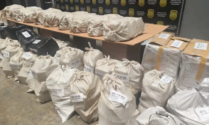 PM apreende cerca de 2,5 toneladas de drogas escondidas em caixas no Tarumã, em Manaus