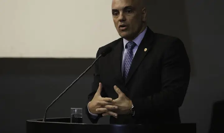 Presidente do TSE defende eleições e cobra leis contra milícia digital