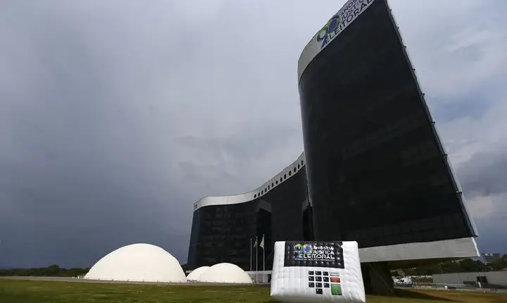 Presidente do TSE veta investigações contra institutos de pesquisa