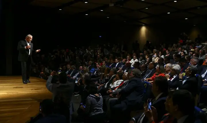 Presidente eleito se encontra com parlamentares e diz que vai dialogar