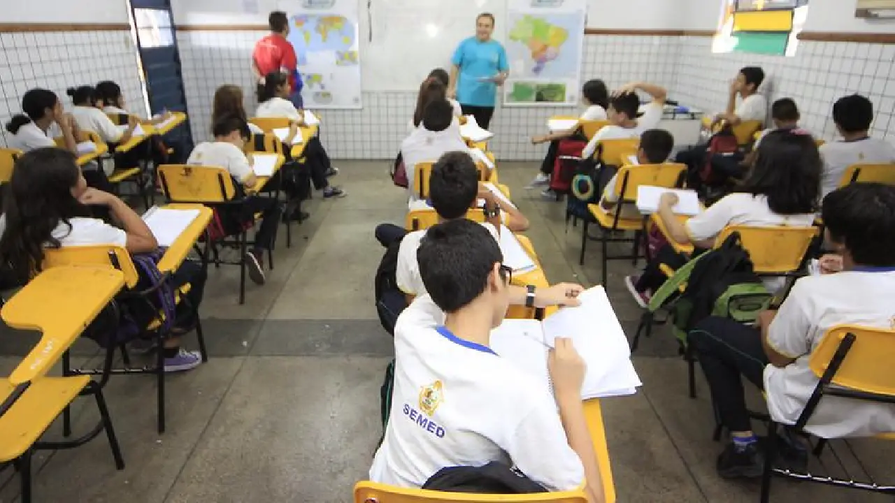 Profissionais da educação terão novo piso nacional de R$ 5,1 mil; reajuste garante ganho acima da inflação