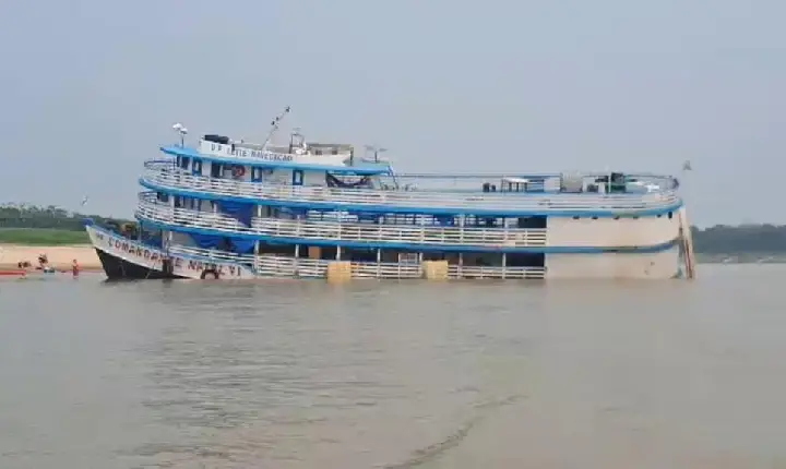 RIO JURUÁ: BARCO BATEU NA PRAIA E AFUNDOU
