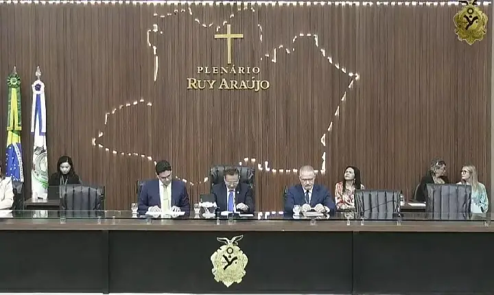 Roberto Cidade é eleito Governador por unanimidade na Aleam e comandará o estado até o fim do ano