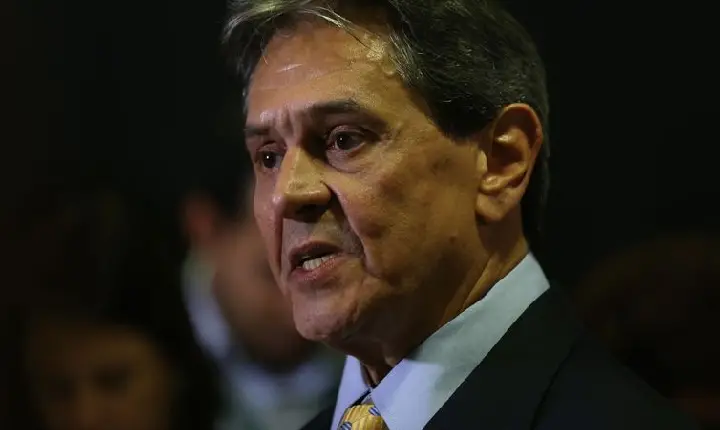Roberto Jefferson reage a prisão e estilhaços atingem policiais
