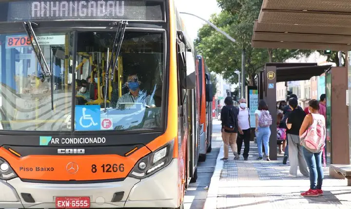 São Paulo distribui 1 milhão de máscaras em 32 terminais de ônibus