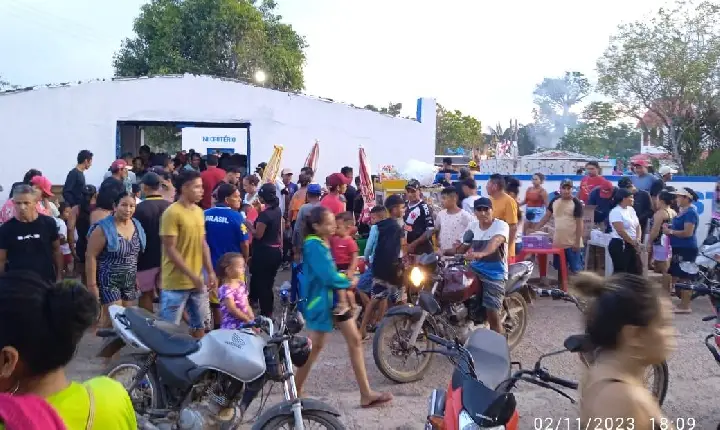 Saudade eterna: milhares de pessoas visitaram o cemitério São João Batista para reverência seus parentes falecidos