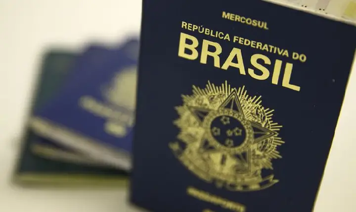 Secretário promete liberar verba para retomar emissão de passaportes