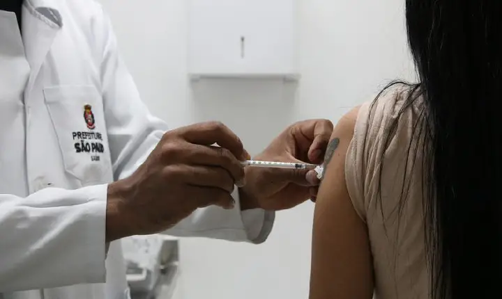 Técnicos pedem vacinas para impedir que variantes sofram mutações 