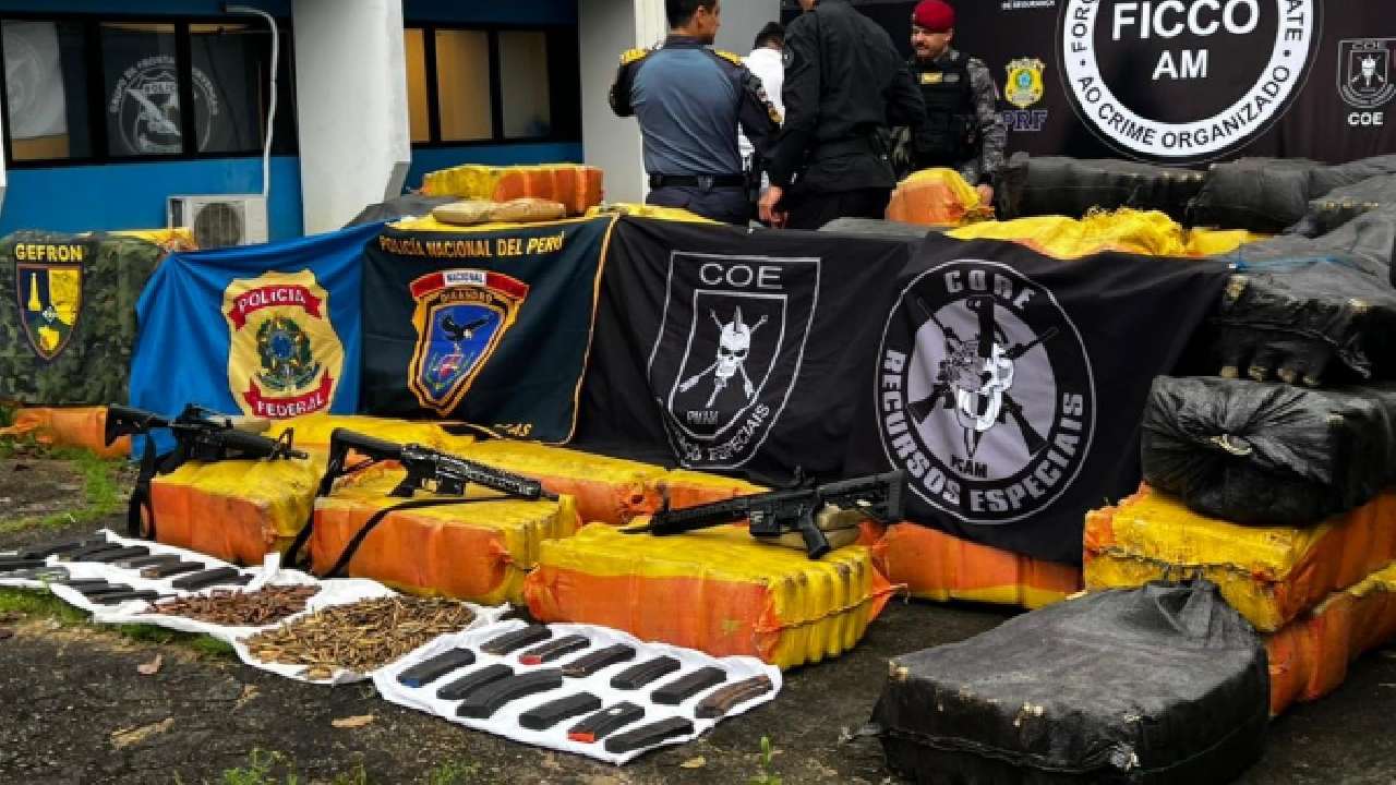 Traficantes usam lancha blindada artesanal com fuzis e enfrentam a COE em tiroteio no Rio Solimões