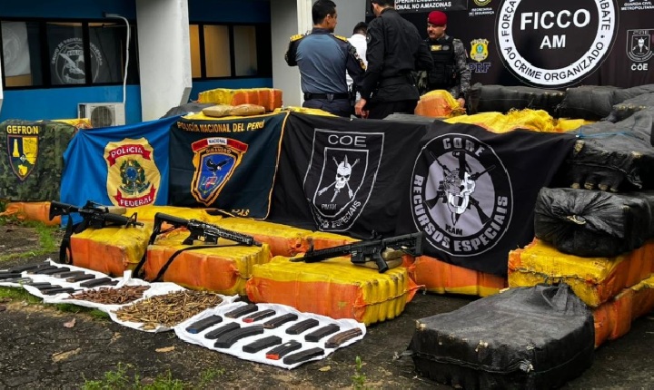 Traficantes usam lancha blindada artesanal com fuzis e enfrentam a COE em tiroteio no Rio Solimões