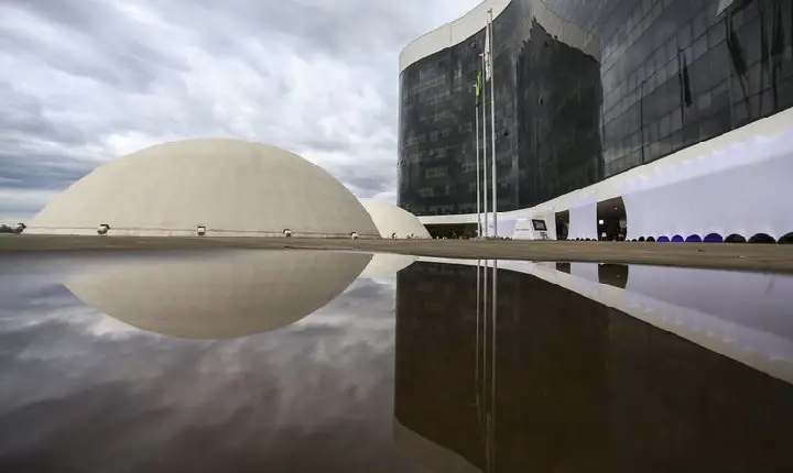 TSE conclui totalização de votos pouco depois da meia-noite 