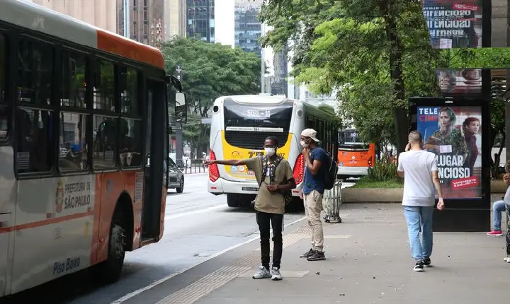Uso de máscara volta a ser obrigatório no transporte público de SP