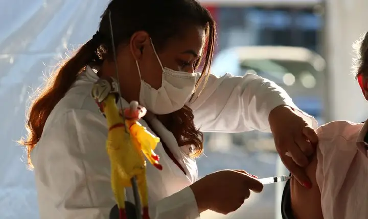 Vacinação contra covid-19 no Brasil salvou 63 mil idosos em 2021