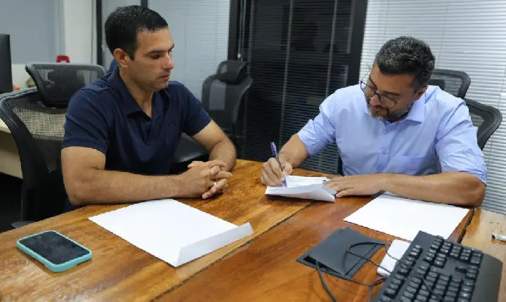 Wilson Lima autoriza obras de pavimentação em Fonte Boa e revitalização de estádio em Japurá