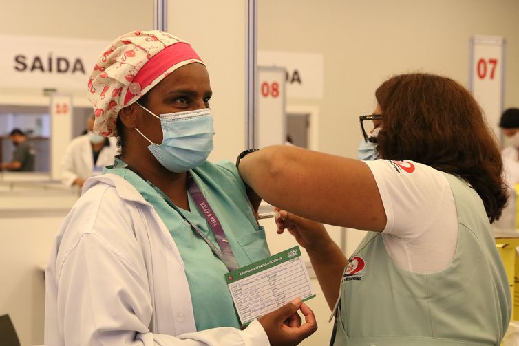 Brasil registra em 24 horas mais 6 mil casos e 44 mortes por covid-19