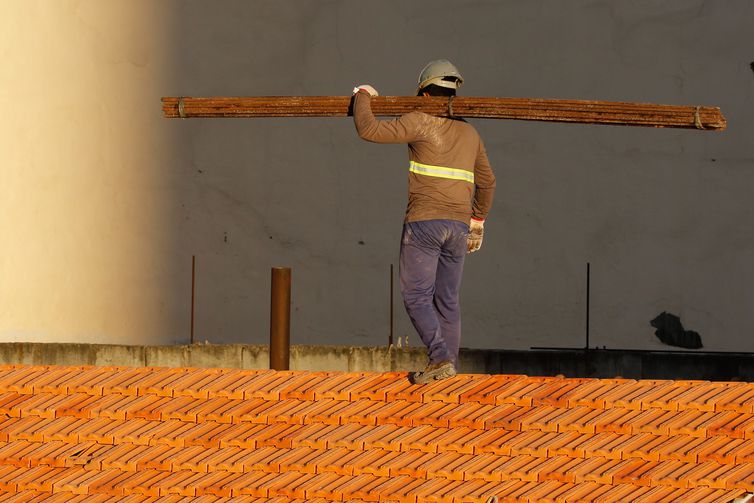 Confiança da construção cai 0,8 ponto em outubro, informa a FGV