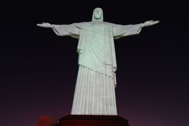 Cristo ganha hoje cores rosa e azul contra o câncer de mama e próstata