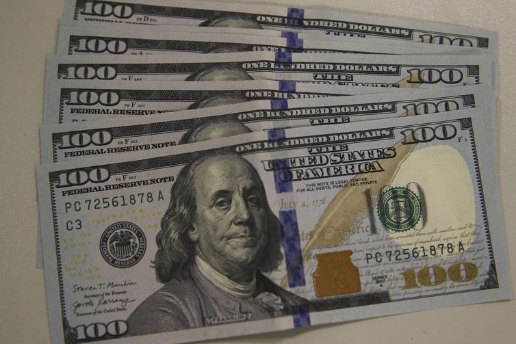 Dólar cai para R$ 5,25, refletindo bom humor externo