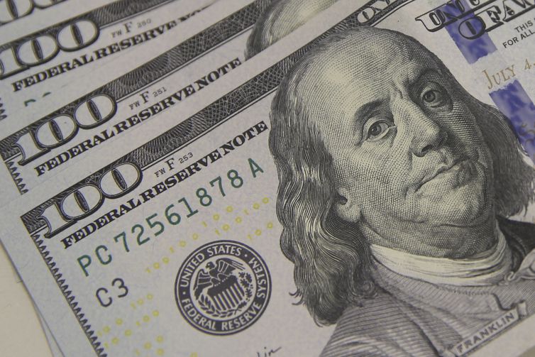 Dólar fecha a R$ 5,21 e acumula queda de mais de 3% na semana