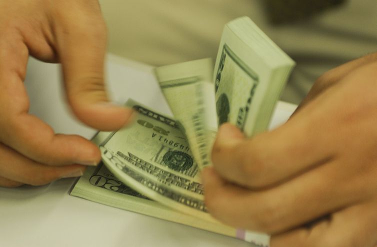 Dólar fica praticamente estável e fecha a R$ 5,31