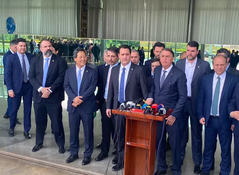 Governadores reeleitos visitam Bolsonaro e declaram apoio ao presidente no 2º turno