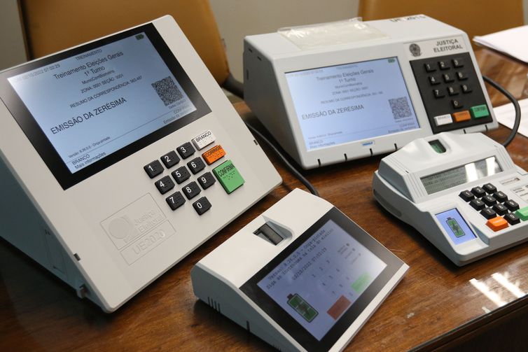 Justiça Eleitoral envia novas urnas para votação no exterior