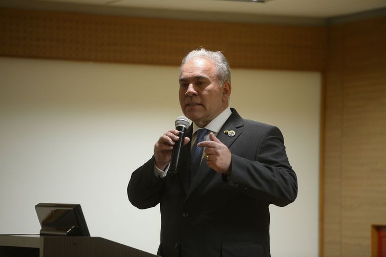 Ministro defende novo modelo de remuneração no SUS e cobra indústria