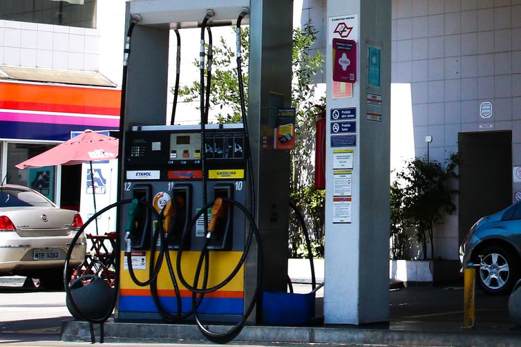 Preço da gasolina nos postos volta a subir após 15 semanas