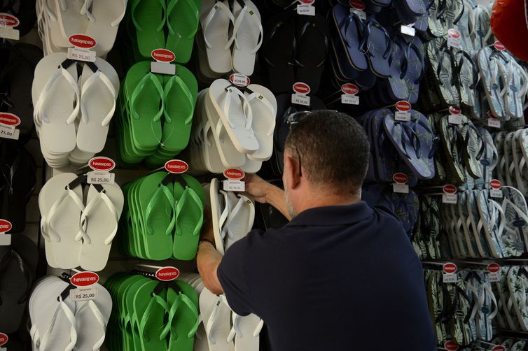 Confiança do empresário cai 3,3 pontos em outubro, diz FGV