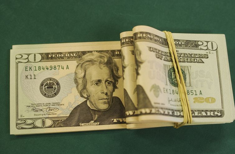 Dólar cai para R$ 5,28 com China e PEC da Transição