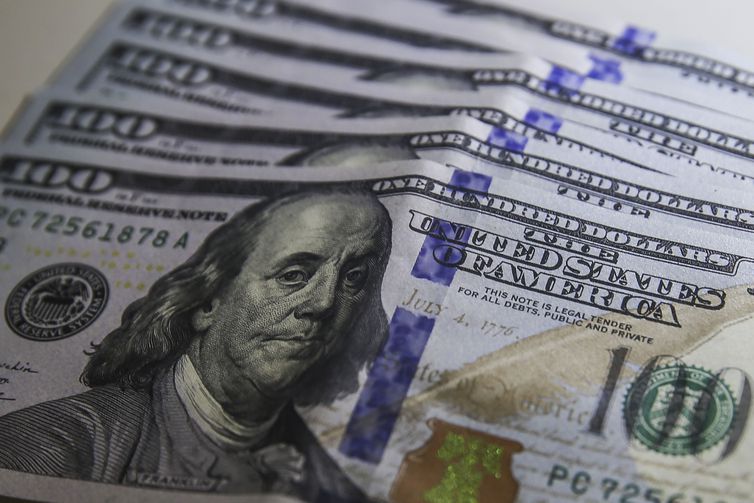 Dólar cai para R$ 5,37 com indicação de altas menores de juros nos EUA