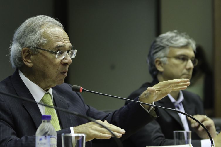 Fim de desonerações garantiria superávit fiscal em 2023, diz ministro