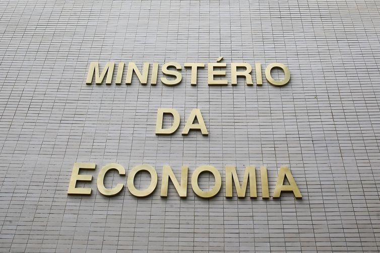 Governo bloqueia mais R$ 5,7 bi do Orçamento para cumprir teto