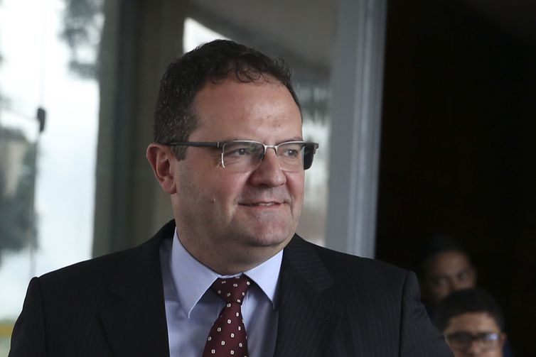 Ministro da Economia oferece equipe para transição, diz Barbosa