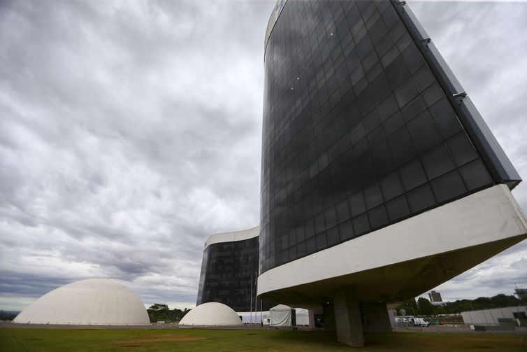 Moraes desbloqueia recursos do PP e Republicanos em ação sobre urnas