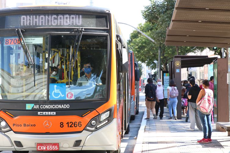 São Paulo distribui 1 milhão de máscaras em 32 terminais de ônibus