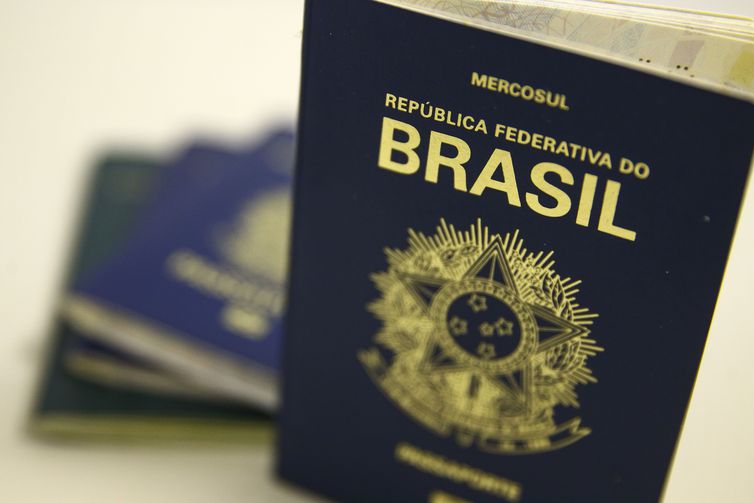 Secretário promete liberar verba para retomar emissão de passaportes