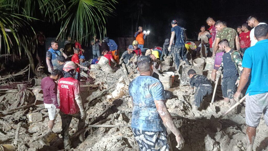 Corpos de mãe e filha abraçadas são encontrados após deslizamento