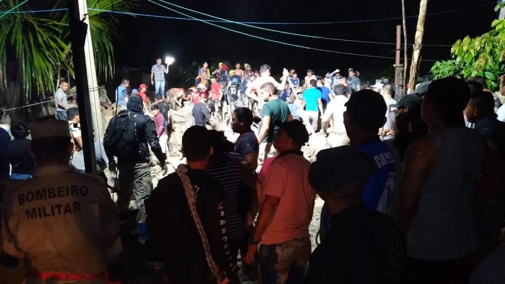 Deslizamento de terra deixam 8 mortos no Bairro Jorge Teixeira em Manaus