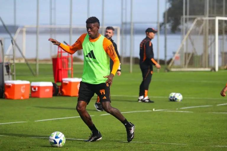 Botafogo enfrenta o Inter na abertura da 19ª rodada do Campeonato Brasileiro