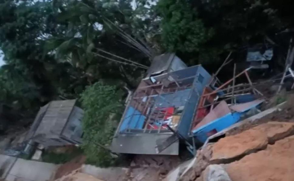 Manicoré: Casas são destruídas após barranco desmoronar no Amazonas.