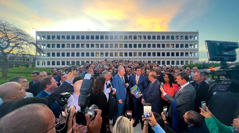 Milhares de prefeitos estão em Brasília pressionando o Lula contra crise histórica nos municípios