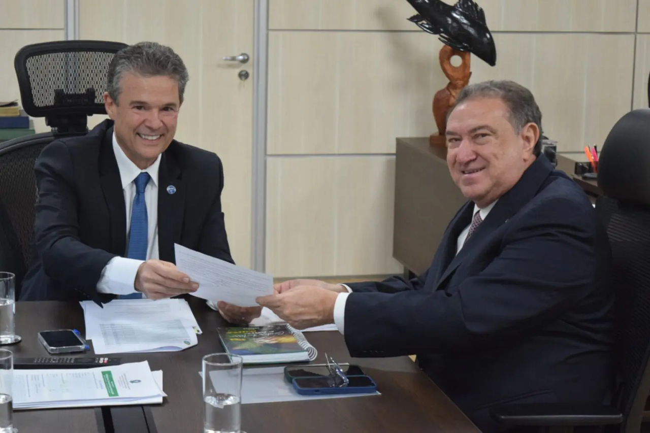 Deputado Átila Lins anuncia ajuda humanitária de dois salários a pescadores do Amazonas