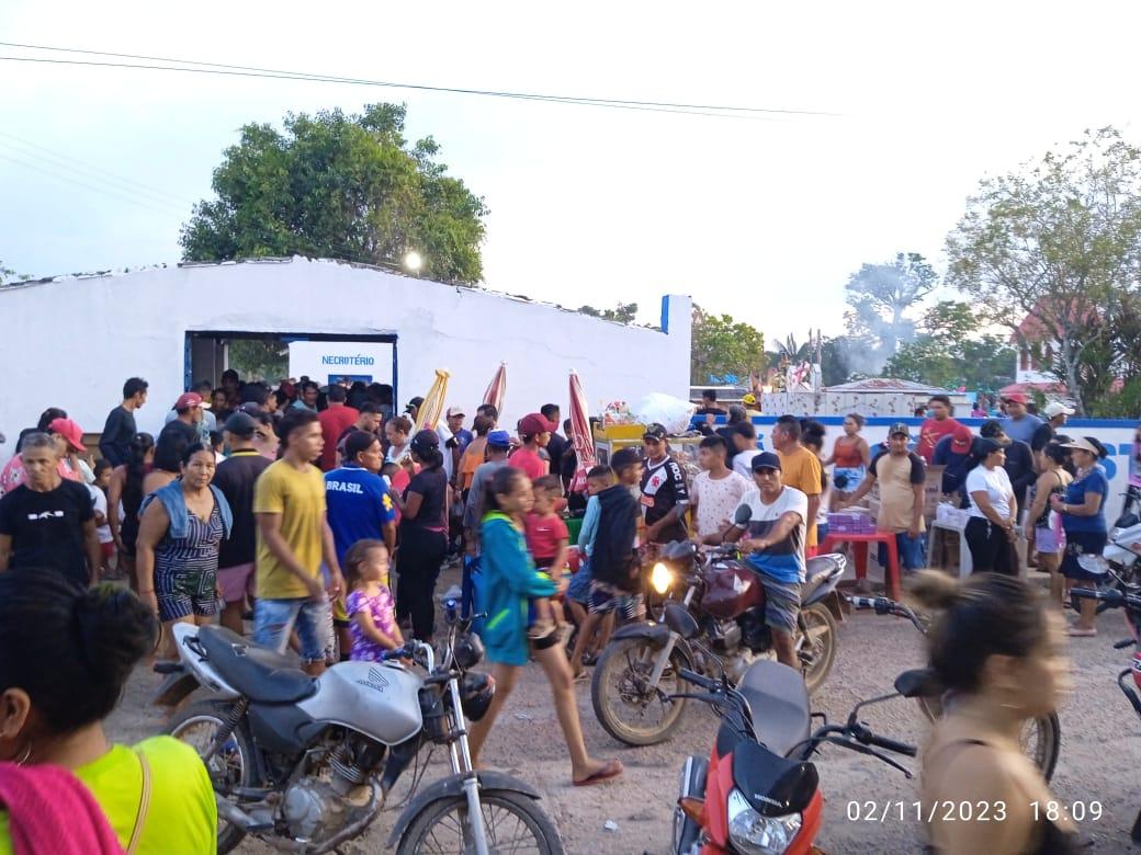 Saudade eterna: milhares de pessoas visitaram o cemitério São João Batista para reverência seus parentes falecidos