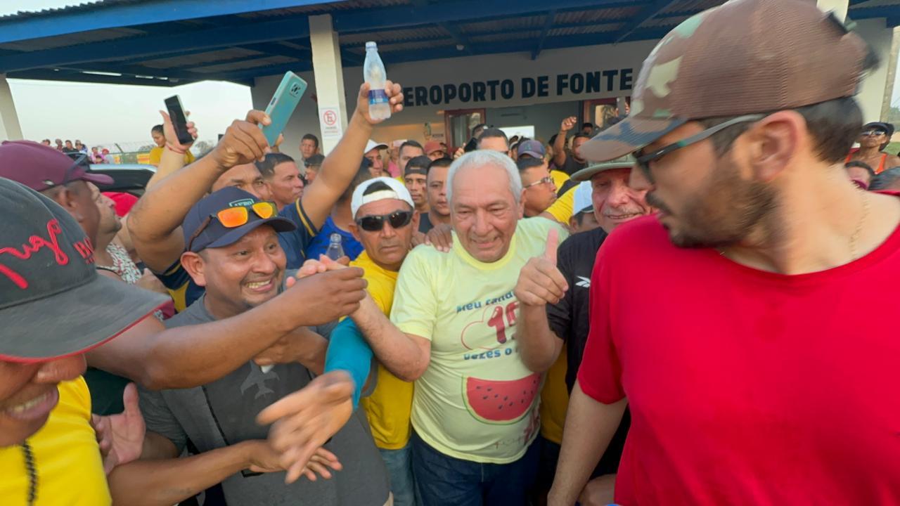 Após o episódio em Coari, Biquinho chega em Fonte Boa nos ‘braços do povo’ e se emociona